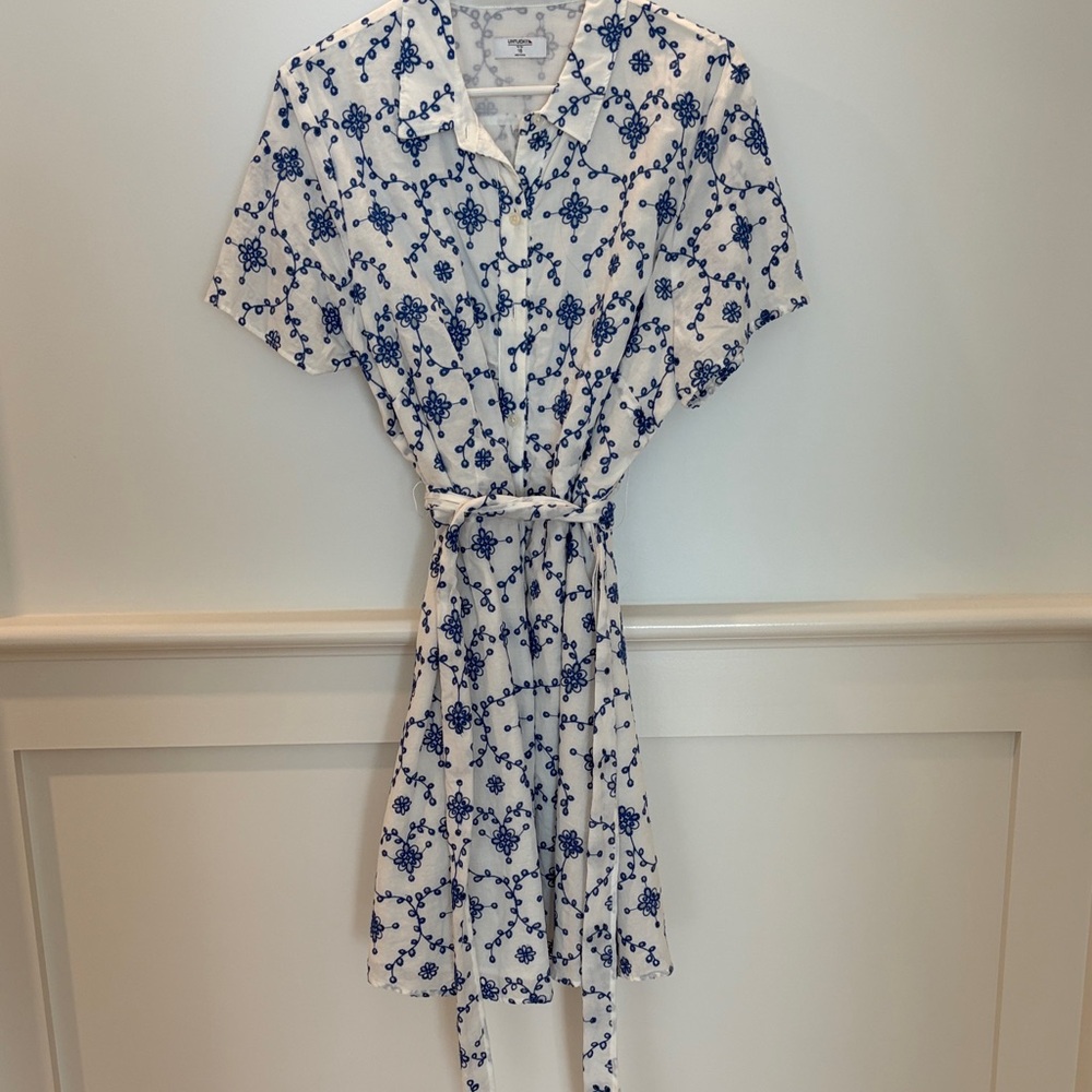 UNTUCKit Blue and White Floral Shirt
Dress Size XL never